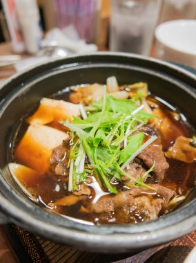 Japon yemeği-sığır eti eriştesi.