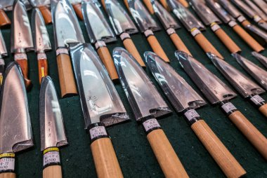 Japonya 'daki Tsukiji Balık Pazarı' nda satılık bıçaklar
