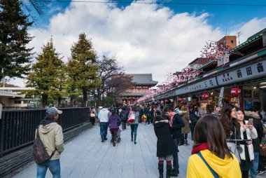 Tokyo kalabalığı renkli Nakamise-dori pazarında geziniyor Senso-ji