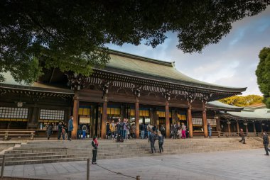 Meiji Jingu 'da turist.