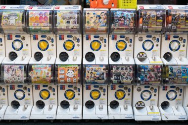 Kapsül oyuncağı otomat makinesi veya Gashapon 
