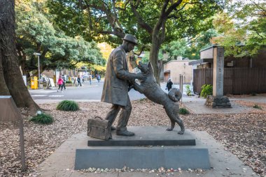 Hachiko ve sahibinin heykeli.