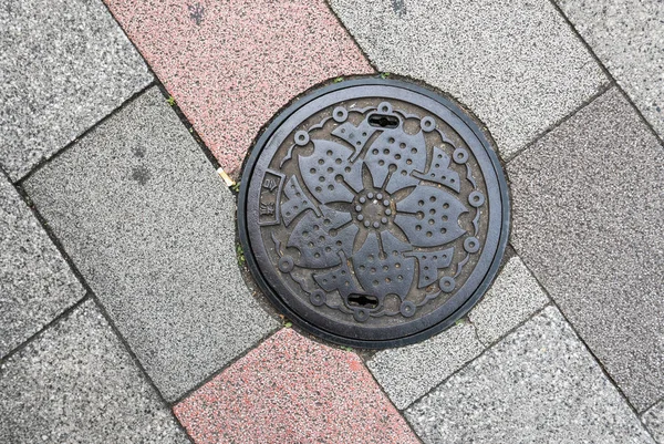 Крышка люка в Токио, Япония . — стоковое фото
