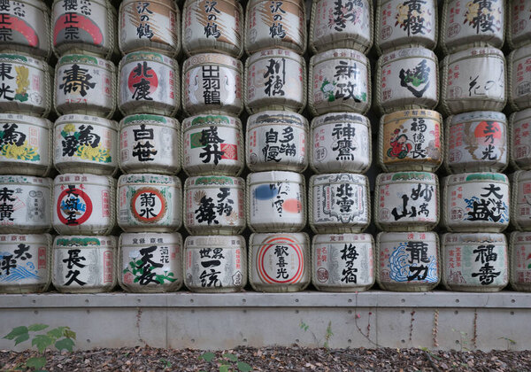 Бочки саке "нихоншу" в храме Мэйдзи в Токио, Япония
.