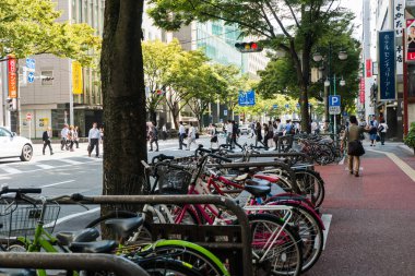 Fukuoka, Japonya - 26 Eylül 2014: Hakata Treni yakınında sokak