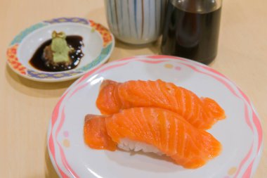 Klasik suşi somon ile