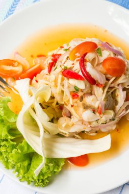 Kalamar yumurtaları baharatlı salata.