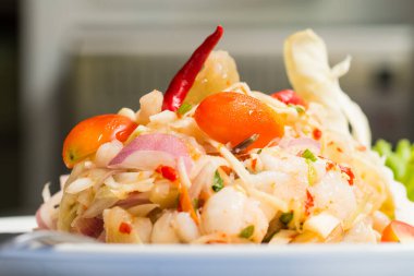 Kalamar yumurtaları baharatlı salata.