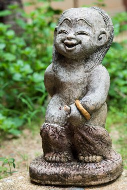 Bahçedeki küçük çocuk heykeli