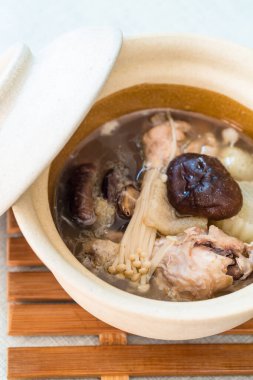 Çin bitkisi ve mantarlı tavuk çorbası.