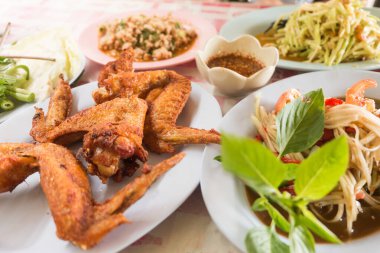 Tayland usulü kızarmış tavuk ve papaya salatası.