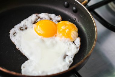 tava üzerinde sahanda yumurta