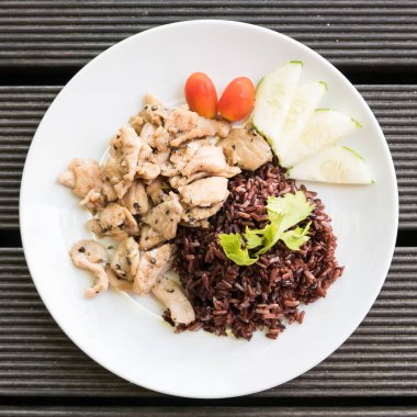 Sarımsak ve biberle kızartılmış tavuk. 