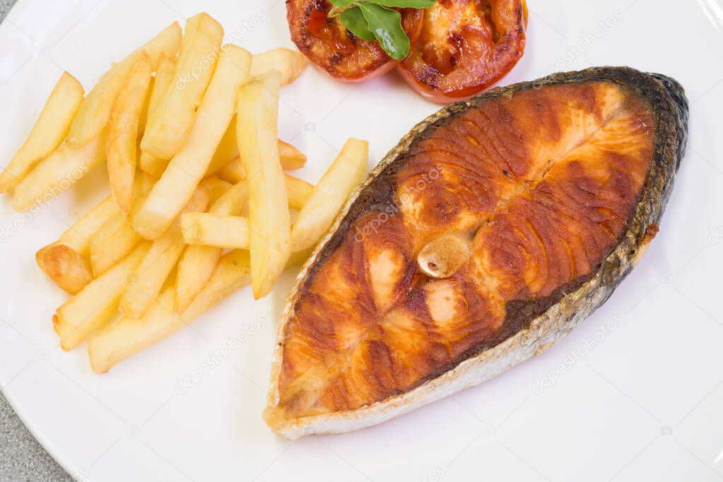 Salmon steak served with chip
