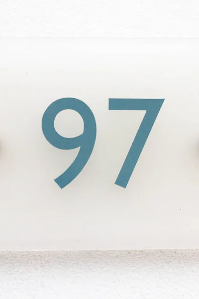 英国の白い壁に白いガラスの看板に家番号97 シンプルでエレガントな 明るく上品な — ストック写真