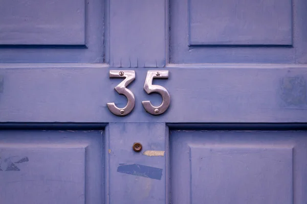 35 numaralı ev mor ahşap ön kapıda.