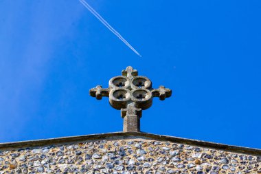 İngiltere, Ware 'deki St. Mary Kilisesi' nin çatısında, binanın bazı bölümleri 13. yüzyıla dayanan bir haç.
