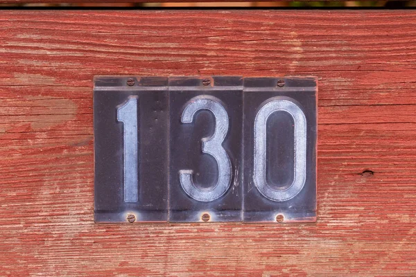 130 numaralı ev ahşap bir kapıda.