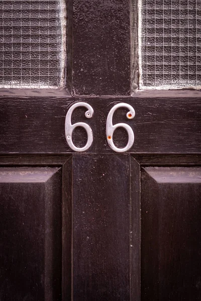 Σπίτι Νούμερο Μια Μαύρη Ξύλινη Μπροστινή Πόρτα — Φωτογραφία Αρχείου