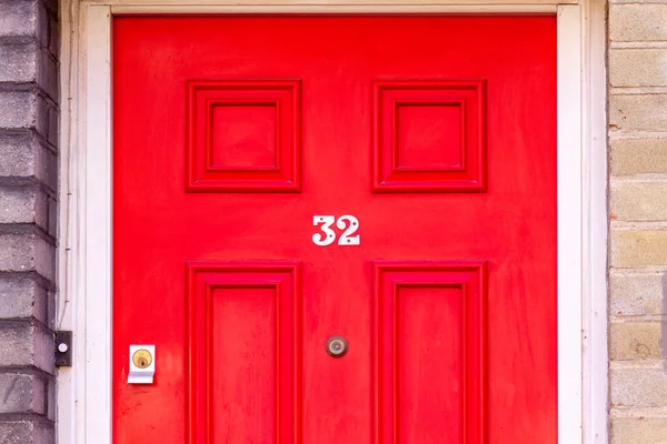 Ház Egy Vörös Fából Készült Bejárati Ajtón Londonban Angliában — Stock Fotó
