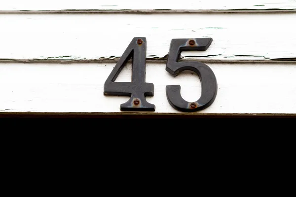 対照的に白い壁に家の番号45 — ストック写真