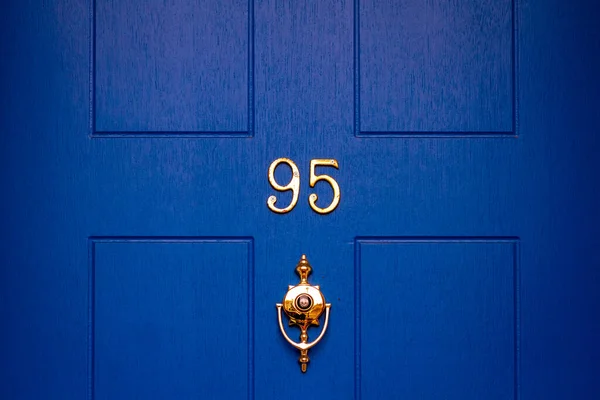 İngiltere, Londra 'da, kraliyet mavi ahşap ön kapısında 95 numaralı ev.