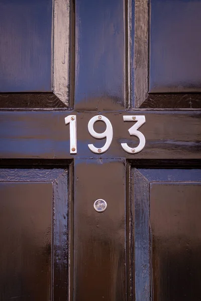 İngiltere, Londra 'da siyah ahşap bir ön kapıda 193 numaralı ev.