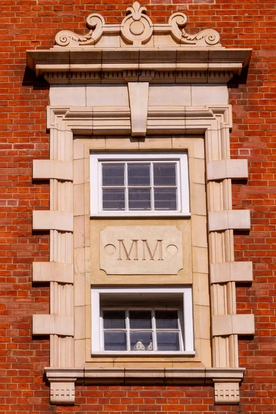 Londra 'da geçen yüzyılın başından kalma tarihi bir binada modern pencereli kumtaşı pencere çerçevesi oyulmuş.