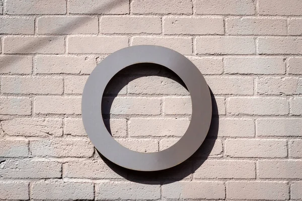 Fırçalanmış çelikten duvardaki 0 numaralı harf.