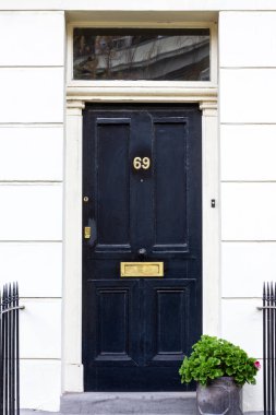 69 numaralı ev, siyah ahşap ön kapıda. Londra 'da görüldü.