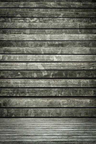 Ahşap merdivenlerin çekilmesinin kasvetli ve kasvetli arka planı