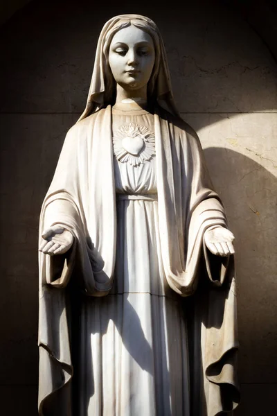 Kutsal Meryem Ana 'nın heykeli ellerini uzatıyor.