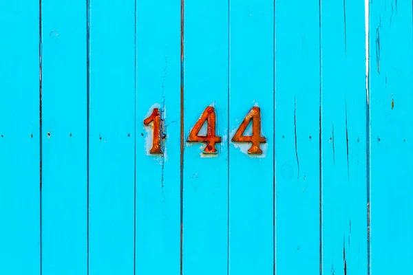 Дом Номер 144 Яркой Бирюзовой Деревянной Входной Двери — стоковое фото