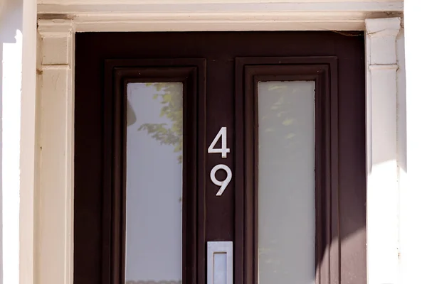 49 numaralı ev, cam panelli modern bir ön kapıda.