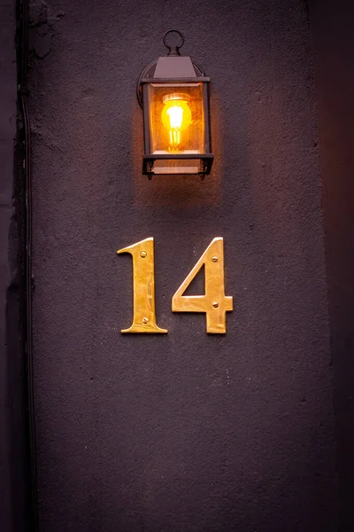 Casa Numero Illuminata Dall Alto Una Lanterna Muro Casa — Foto Stock