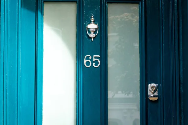 Maison Numéro Sur Une Porte Entrée Bois Bleu Avec Grands — Photo