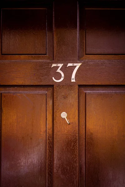 37 numaralı ev siyah ahşap bir ön kapıda.