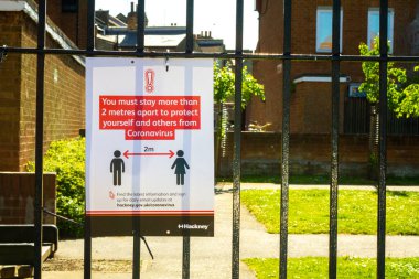 Hackney, Londra / İngiltere - 5 Mayıs 2020: Sosyal uzaklık yönetmeliklerinin nüfusunu hatırlatan hükümet posteri