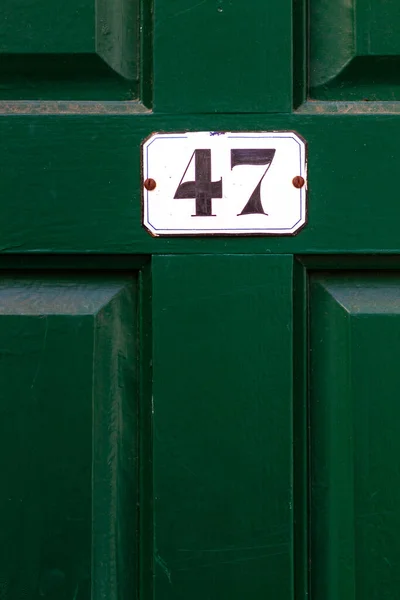 Дом Номер Белой Доске Темно Зеленой Деревянной Входной Двери — стоковое фото