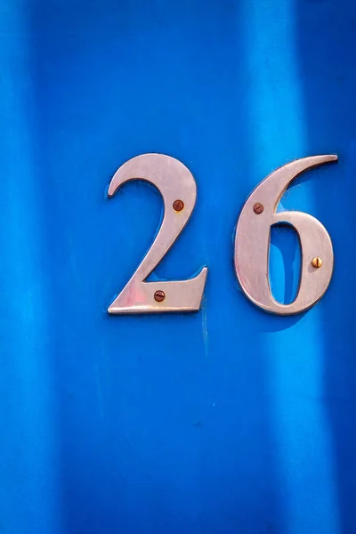 Σπίτι Νούμερο Έντονα Μεγάλα Μεταλλικά Ψηφία Μπλε Ξύλινη Μπροστινή Πόρτα — Φωτογραφία Αρχείου