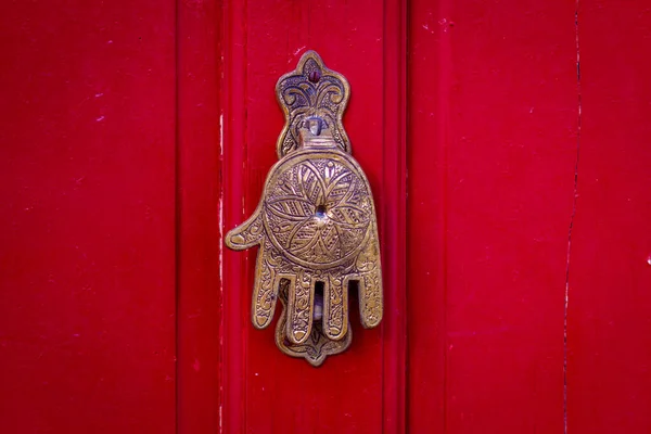 Рука Фатіми Типова Марокканська Споруда Дверний Стукач Червоних Дерев Яних — стокове фото