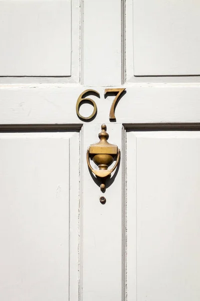 Будинок Номер Білих Дерев Яних Дверях Лондоні Дверним Стукачем — стокове фото