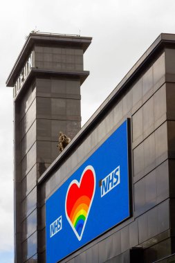 Londra, İngiltere - 15 Mayıs 2020: Leicester Meydanı 'ndaki Odeon, NHS' e bir övgü sergiliyor.