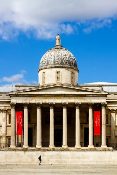 Londra, İngiltere - 15 Mayıs 2020: Ulusal Galeri terk edildi - Londra Kilit altında