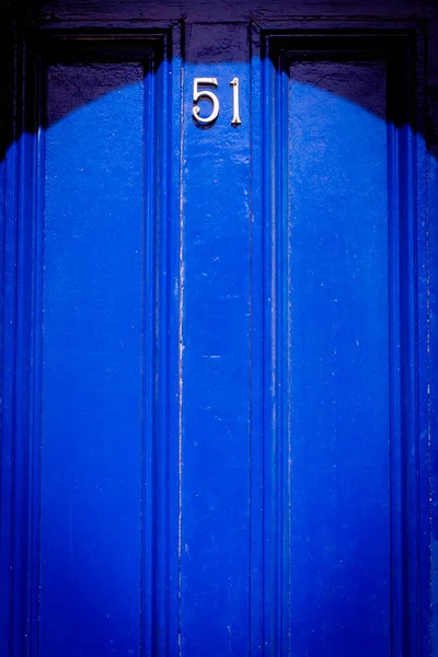 Дом Номер Королевской Голубой Деревянной Входной Двери Вертикальными Линиями Лондоне — стоковое фото