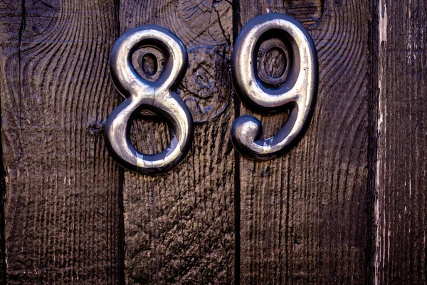 Koyu sert bir ağaçta 89 numaralı ev.