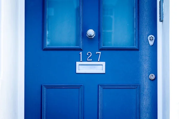 Londra 'da rüya gibi mavi ahşap bir ön kapıda 127 numaralı ev.
