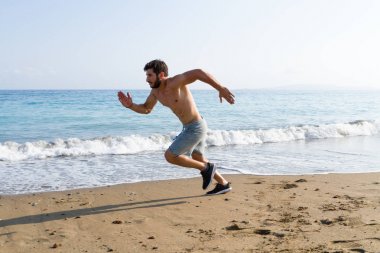 Islak kum plajda çalıştırmak üzerinde Sprint adam runner