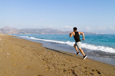 Islak kum plajda çalıştırmak üzerinde Sprint adam runner