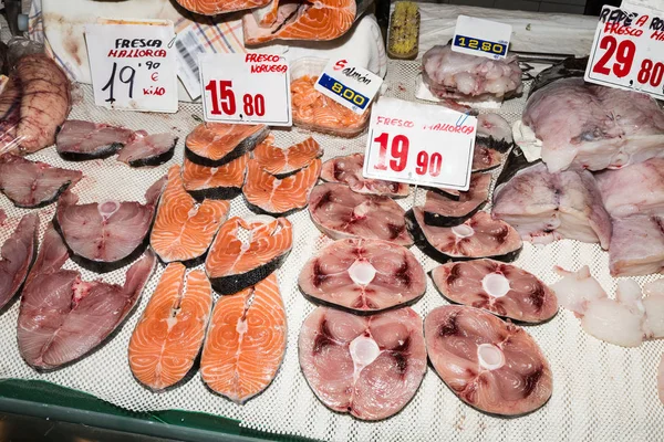 Variedade de peixe fresco para venda no mercado de frutos do mar, Palma, Maiorca — Fotografia de Stock